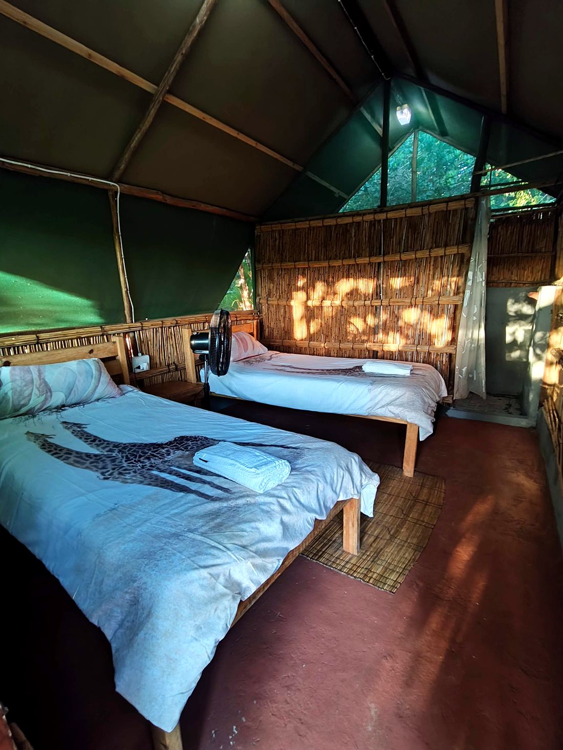 2-sleeper unit with giraffe linen